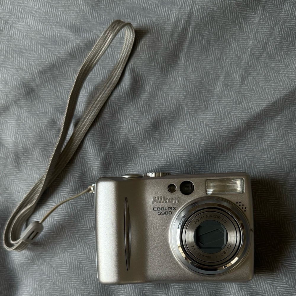 Nikon Coolpix 5900 Digital Camera